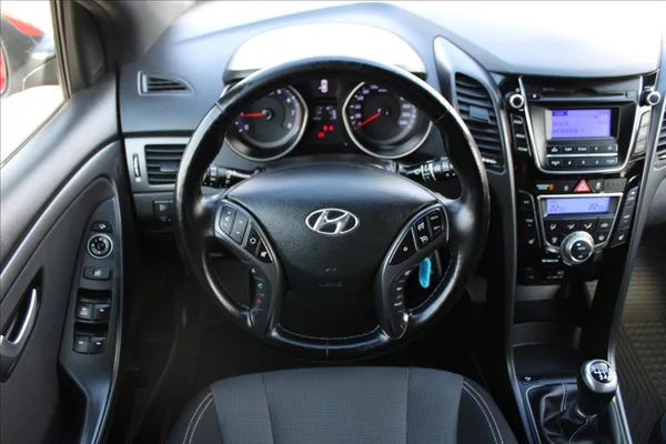 Hyundai i30 1,6 i ČR,1.MAJ,WEEKEND DESIGN - foto 10