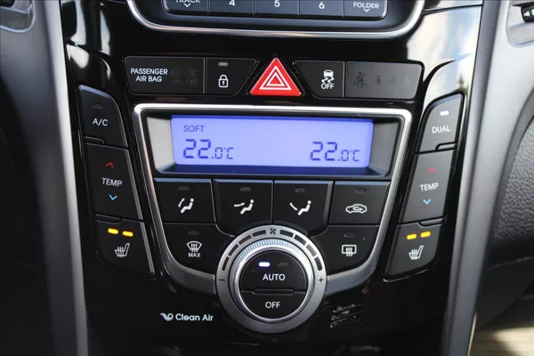 Hyundai i30 1,6 i ČR,1.MAJ,WEEKEND DESIGN - foto 13