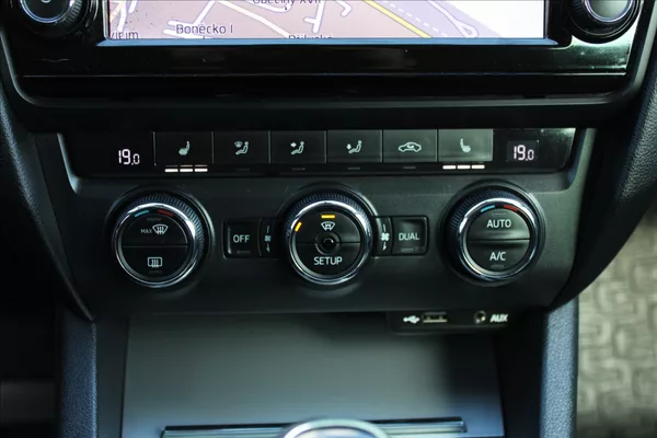 Škoda Octavia 2,0 TDI ČR,TAŽNÉ,ELEGANCE - foto 14