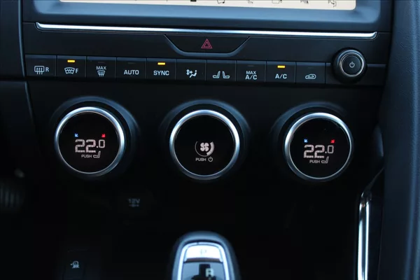 Jaguar E-Pace 2,0 D180 ČR,4x4,AUTOMAT,S - foto 18