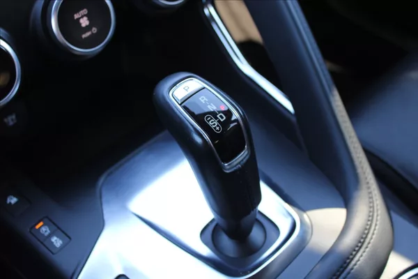 Jaguar E-Pace 2,0 D180 ČR,4x4,AUTOMAT,S - foto 21
