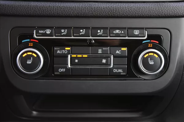 Volkswagen Tiguan 2,0 TDI VÝHŘEVY,TAŽNÉ - foto 14
