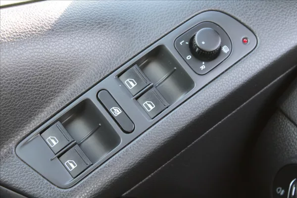 Volkswagen Tiguan 2,0 TDI VÝHŘEVY,TAŽNÉ - foto 19