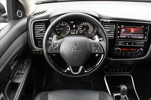 Mitsubishi Outlander 2,0 i A/T,4x4,7.MÍST,INSTYLE+ - foto 10
