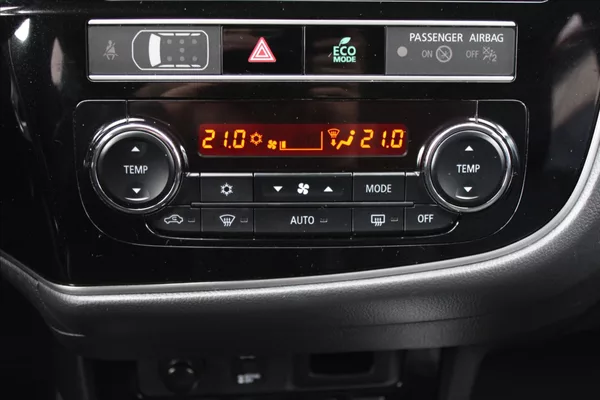 Mitsubishi Outlander 2,0 i A/T,4x4,7.MÍST,INSTYLE+ - foto 15