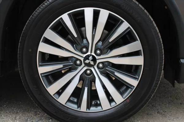 Mitsubishi Outlander 2,0 i A/T,4x4,7.MÍST,INSTYLE+ - foto 34