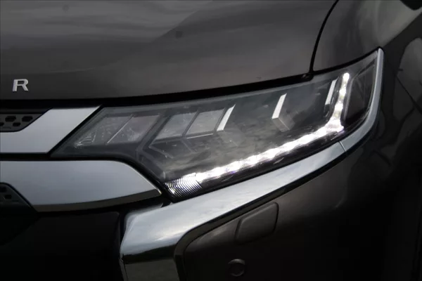 Mitsubishi Outlander 2,0 i A/T,4x4,7.MÍST,INSTYLE+ - foto 35