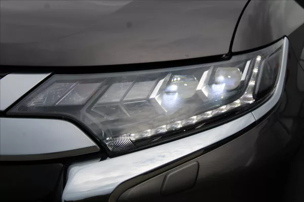 Mitsubishi Outlander 2,0 i A/T,4x4,7.MÍST,INSTYLE+ - foto 36