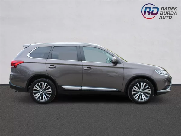 Mitsubishi Outlander 2,0 i A/T,4x4,7.MÍST,INSTYLE+ - foto 4
