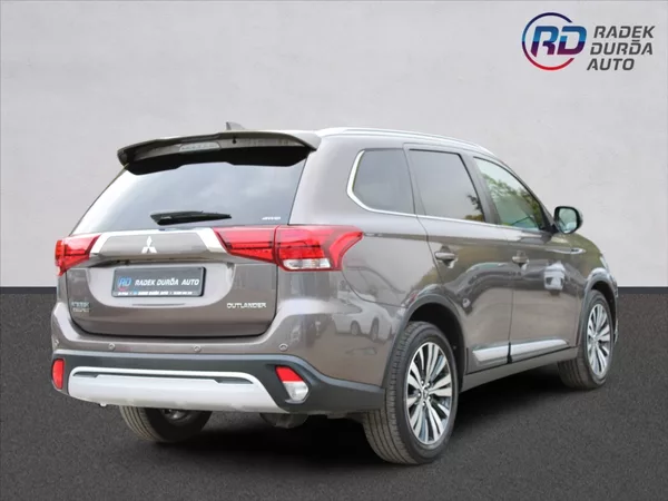 Mitsubishi Outlander 2,0 i A/T,4x4,7.MÍST,INSTYLE+ - foto 5