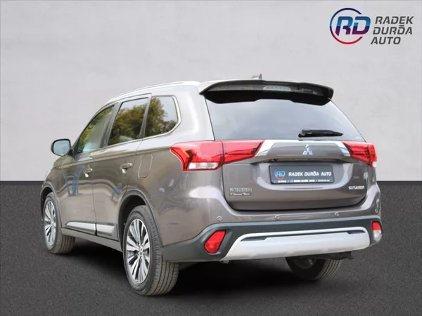Mitsubishi Outlander 2,0 i A/T,4x4,7.MÍST,INSTYLE+ - foto 7
