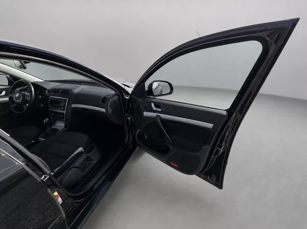 Škoda Octavia 1.6 TDi 77Kw Elegance - foto 20