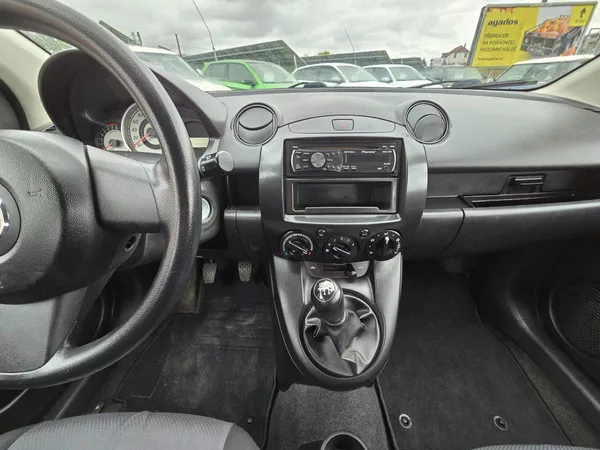 Mazda 2 1.3 MZR 55KE klima - foto 15