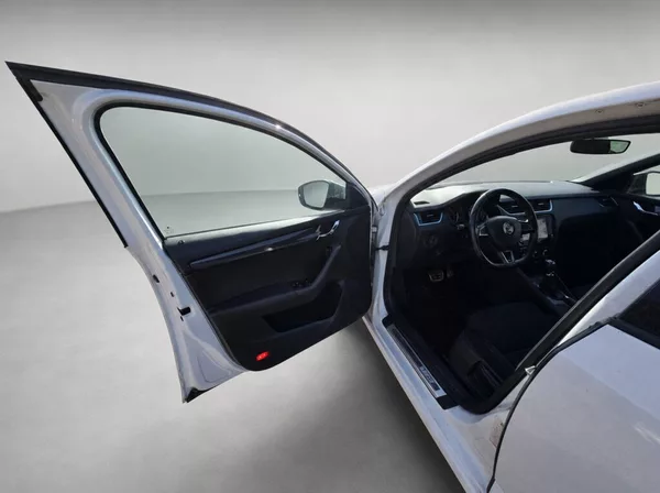 Škoda Octavia RS 2.0 TDi 135KW DSG - foto 9