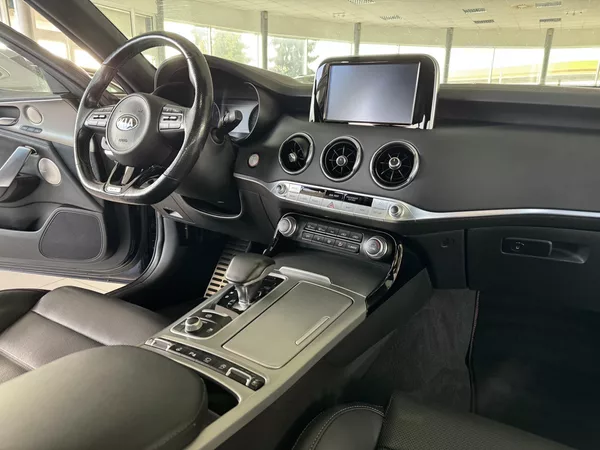 Kia Stinger 3,3TGDI V6*4WD*HUD*360kam*DPH - foto 14