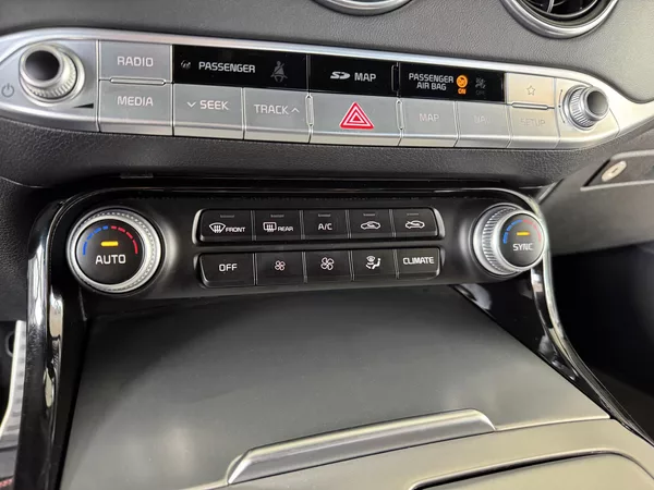 Kia Stinger 3,3TGDI V6*4WD*HUD*360kam*DPH - foto 25