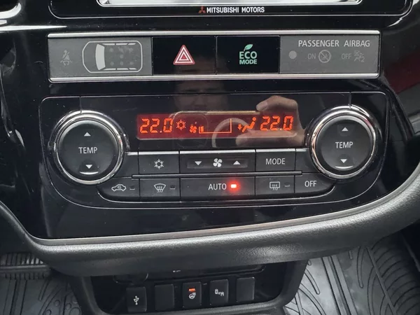 Mitsubishi Outlander 2.0i Mivec Automat LED 7Míst - foto 9