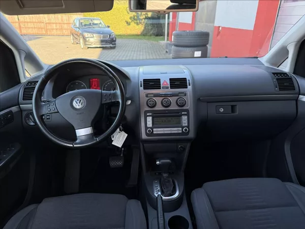 Volkswagen Touran 2,0 TDi DSG highline 7-míst - foto 11