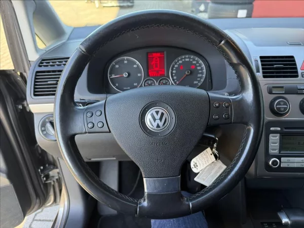 Volkswagen Touran 2,0 TDi DSG highline 7-míst - foto 12