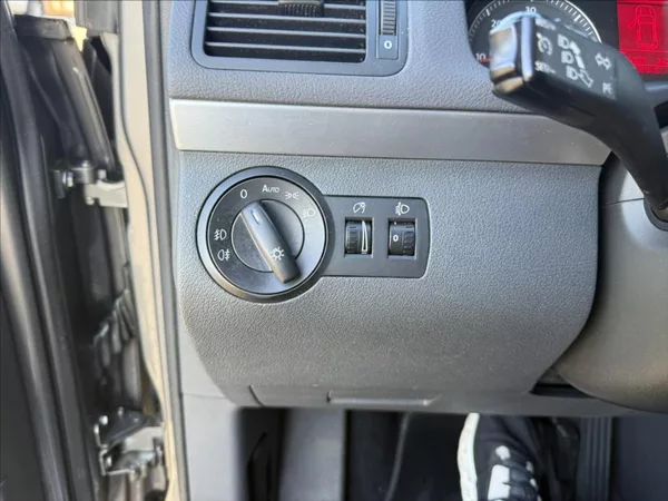 Volkswagen Touran 2,0 TDi DSG highline 7-míst - foto 16