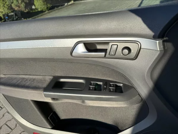 Volkswagen Touran 2,0 TDi DSG highline 7-míst - foto 17