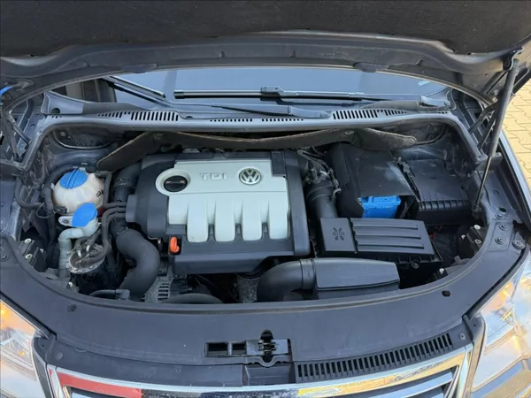 Volkswagen Touran 2,0 TDi DSG highline 7-míst - foto 18