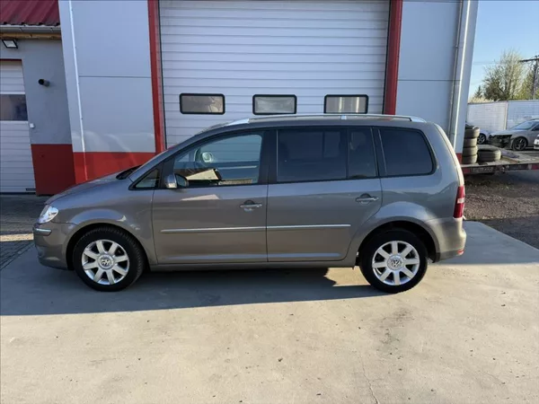 Volkswagen Touran 2,0 TDi DSG highline 7-míst - foto 2