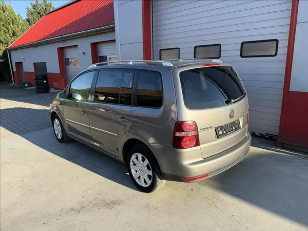 Volkswagen Touran 2,0 TDi DSG highline 7-míst - foto 3