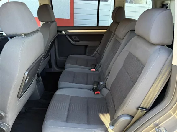 Volkswagen Touran 2,0 TDi DSG highline 7-míst - foto 7