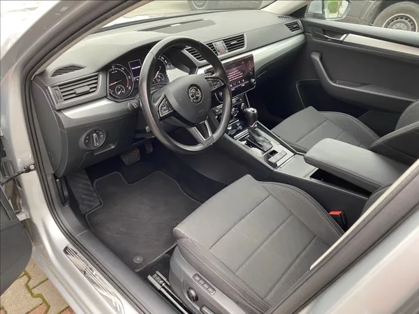 Škoda Superb 2,0 TDi EXECUTIVE / DSG / NAV - foto 12
