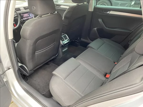 Škoda Superb 2,0 TDi EXECUTIVE / DSG / NAV - foto 15