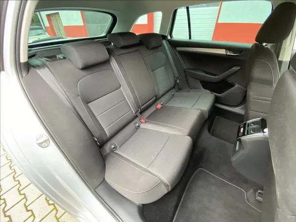 Škoda Superb 2,0 TDi EXECUTIVE / DSG / NAV - foto 18