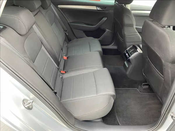 Škoda Superb 2,0 TDi EXECUTIVE / DSG / NAV - foto 19
