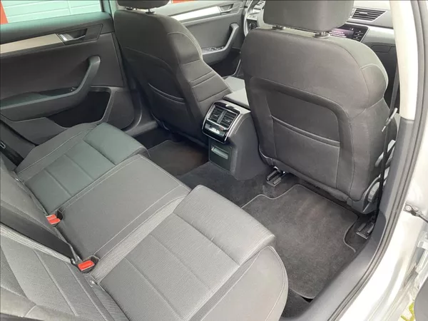 Škoda Superb 2,0 TDi EXECUTIVE / DSG / NAV - foto 20