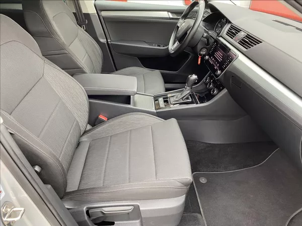 Škoda Superb 2,0 TDi EXECUTIVE / DSG / NAV - foto 22