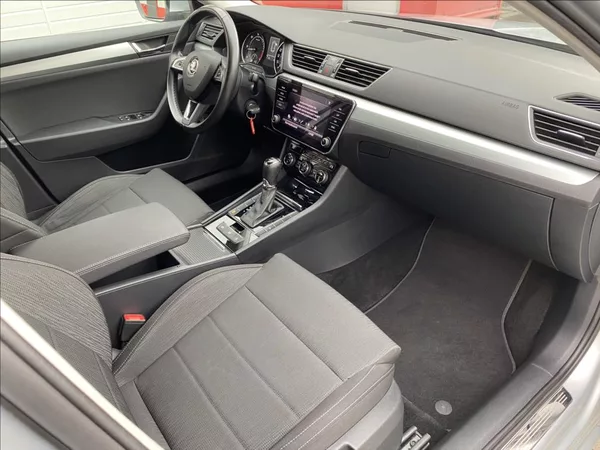 Škoda Superb 2,0 TDi EXECUTIVE / DSG / NAV - foto 23