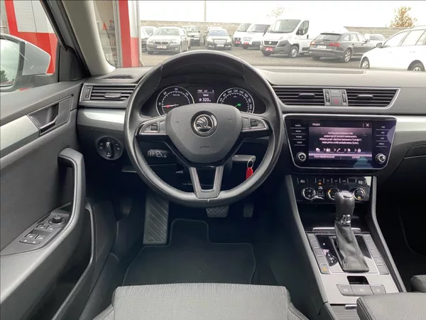 Škoda Superb 2,0 TDi EXECUTIVE / DSG / NAV - foto 24