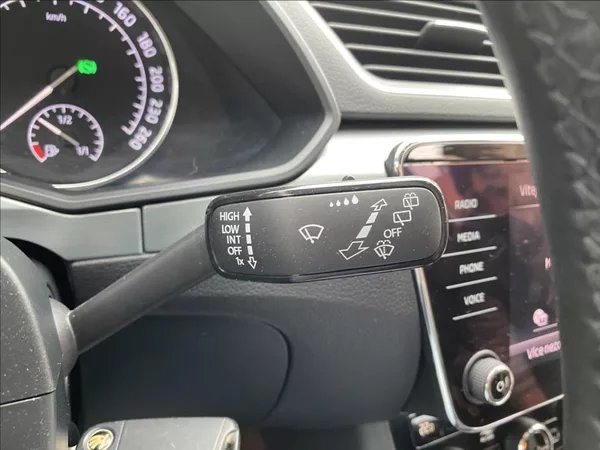 Škoda Superb 2,0 TDi EXECUTIVE / DSG / NAV - foto 27