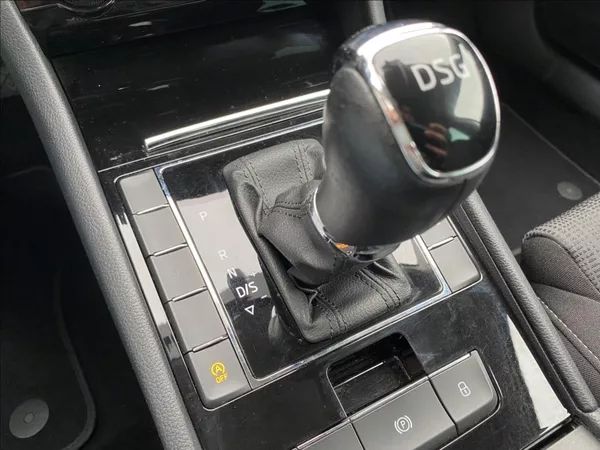 Škoda Superb 2,0 TDi EXECUTIVE / DSG / NAV - foto 31