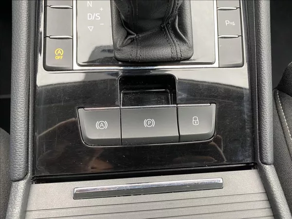 Škoda Superb 2,0 TDi EXECUTIVE / DSG / NAV - foto 32