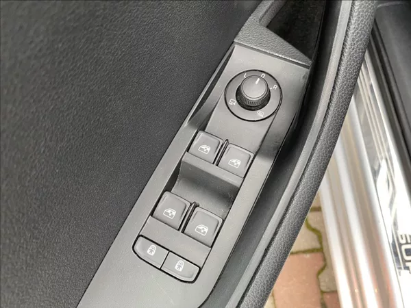 Škoda Superb 2,0 TDi EXECUTIVE / DSG / NAV - foto 33