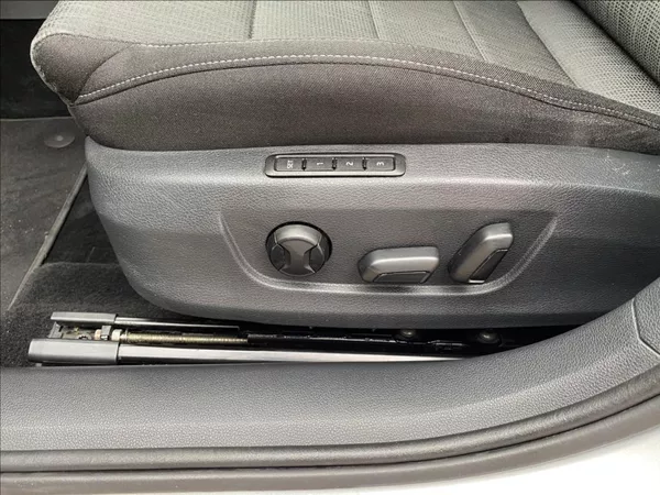 Škoda Superb 2,0 TDi EXECUTIVE / DSG / NAV - foto 36