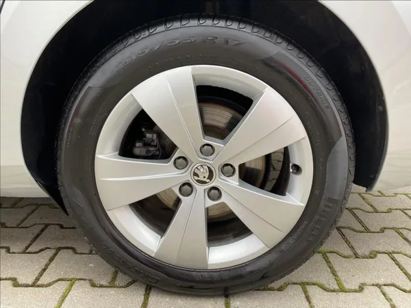 Škoda Superb 2,0 TDi EXECUTIVE / DSG / NAV - foto 37