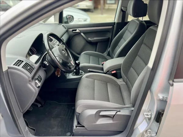Volkswagen Touran 1,6 TDi NAVI / kamera / ALU - foto 10