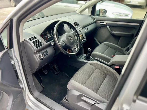Volkswagen Touran 1,6 TDi NAVI / kamera / ALU - foto 11