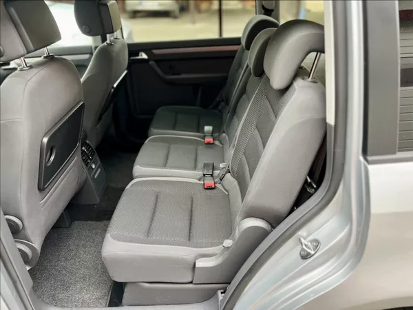 Volkswagen Touran 1,6 TDi NAVI / kamera / ALU - foto 12