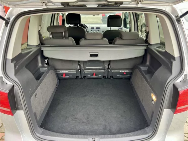 Volkswagen Touran 1,6 TDi NAVI / kamera / ALU - foto 14