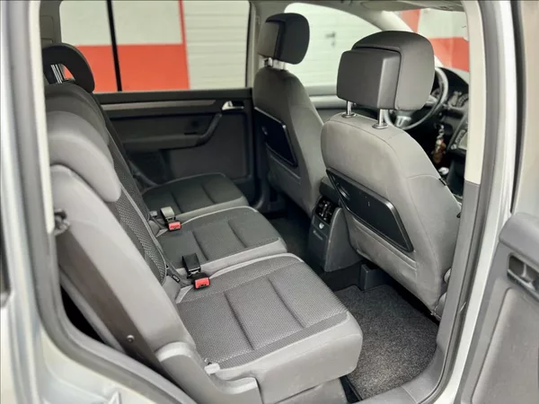 Volkswagen Touran 1,6 TDi NAVI / kamera / ALU - foto 16