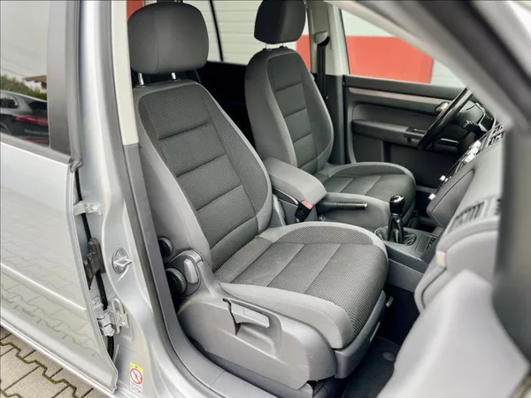Volkswagen Touran 1,6 TDi NAVI / kamera / ALU - foto 17
