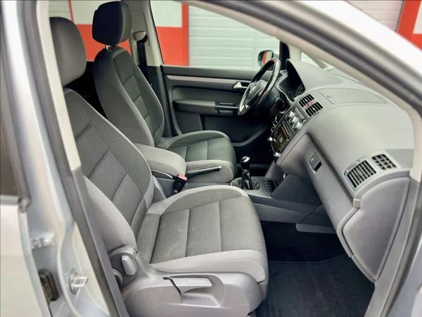 Volkswagen Touran 1,6 TDi NAVI / kamera / ALU - foto 18